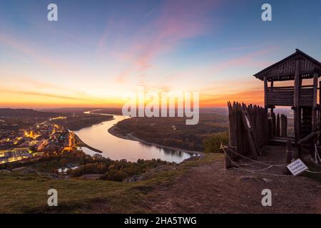 hainburg an der donau, vista alla città vecchia di hainburg, il fiume donau (danubio) e il parco nazionale donau-auen (danubio-auen parco nazionale) dalla montagna braunsberg al tramonto, replica di una torre celtica di guardia a donau, niederösterreich / bassa austria, austria Foto Stock