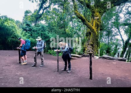 Registrazione per trekking al vulcano Acatenango, Guatemala Foto Stock