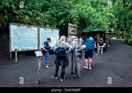 Registrazione per trekking al vulcano Acatenango, Guatemala Foto Stock