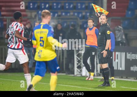 TILBURG, PAESI BASSI - GENNAIO 10: Assistente arbitro Rob van de Ven durante la partita olandese Eredivie tra Willem II e SC Cambuur al Koning Willem II Stadion il 10 Gennaio 2021 a Tilburg, Paesi Bassi (Foto di Geert van Erven/Orange Pictures) Foto Stock