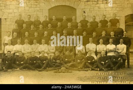 Un gruppo sconosciuto di soldati probabilmente in posa fuori da una caserma, fotografato da J. Easden e figli, fotografi ufficiali dell'esercito a Plymouth, Inghilterra. Dalla collezione della famiglia McKechnie. Foto Stock