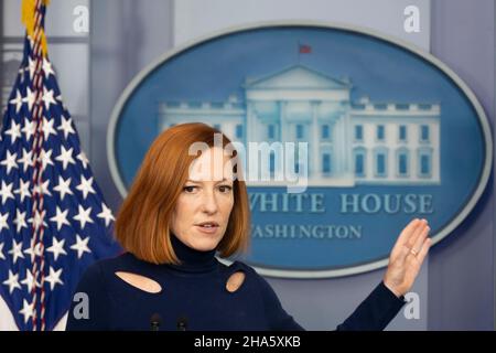 Washington, Vereinigte Staaten. 10th Jan 2021. Il Segretario della Casa Bianca, Jen Psaki, tiene un briefing alla Casa Bianca di Washington, DC, 10 dicembre 2021. Credit: Chris Kleponis/CNP/dpa/Alamy Live News Foto Stock