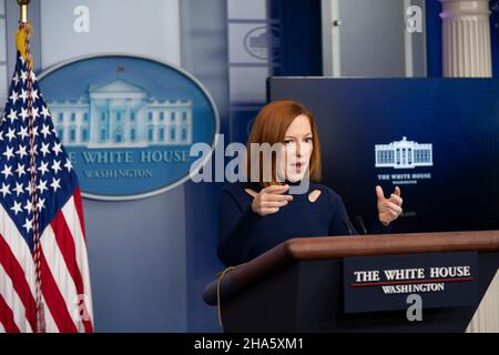 Washington, Vereinigte Staaten. 10th Jan 2021. Il Segretario della Casa Bianca, Jen Psaki, tiene un briefing alla Casa Bianca di Washington, DC, 10 dicembre 2021. Credit: Chris Kleponis/CNP/dpa/Alamy Live News Foto Stock