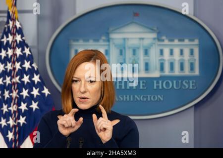 Washington, Vereinigte Staaten. 10th Jan 2021. Il Segretario della Casa Bianca, Jen Psaki, tiene un briefing alla Casa Bianca di Washington, DC, 10 dicembre 2021. Credit: Chris Kleponis/CNP/dpa/Alamy Live News Foto Stock