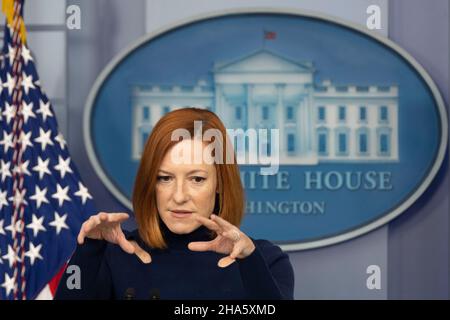 Washington, Vereinigte Staaten. 10th Jan 2021. Il Segretario della Casa Bianca, Jen Psaki, tiene un briefing alla Casa Bianca di Washington, DC, 10 dicembre 2021. Credit: Chris Kleponis/CNP/dpa/Alamy Live News Foto Stock