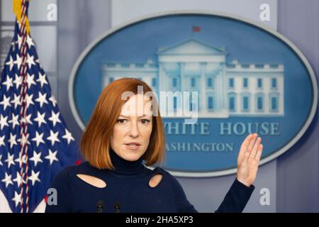 Washington, Vereinigte Staaten. 10th Jan 2021. Il Segretario della Casa Bianca, Jen Psaki, tiene un briefing alla Casa Bianca di Washington, DC, 10 dicembre 2021. Credit: Chris Kleponis/CNP/dpa/Alamy Live News Foto Stock