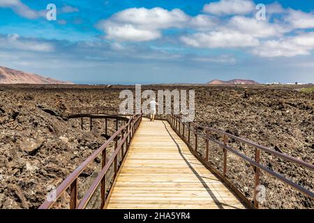 piattaforma panoramica con passerella nei campi di lava, centro informazioni e visite di timanfaya, mancha blanca, centro di visite e interpretación, lanzarote, canari, isole canarie, spagna, europa Foto Stock