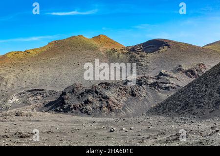 vulcani con il foro del cratere nel paesaggio vulcanico, parco nazionale di timanfaya, parque nacional de timanfaya, montanas del fuego, lanzarote, canari, isole canarie, spagna, europa Foto Stock