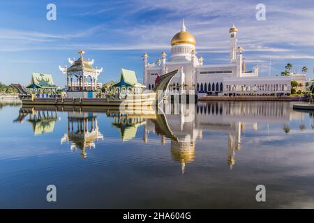 La moschea di Omar Ali Saifuddien e una replica di una chiatta reale a Bandar seri Begawan, Brunei Foto Stock