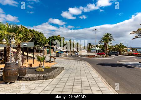 strada con negozi e ristoranti, costa teguise, lanzarote, canarie, isole canarie, spagna Foto Stock
