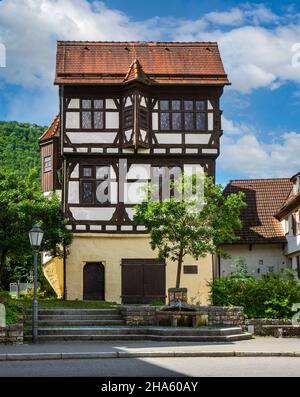 la casa di gorisbrunnen è stata costruita come casa di città, presumibilmente per gli ospiti della corte, tra il 1476 e il 1479 per conto del conte eberhard contro von württemberg. la casa a graticcio è considerata un portico della rinascita di württemberg. restauro e ricostruzione dello stato originale nel 1977/81 da parte della volksbank fondazione haus am gorisbrunnen,bad urach,baden-württemberg,germania Foto Stock