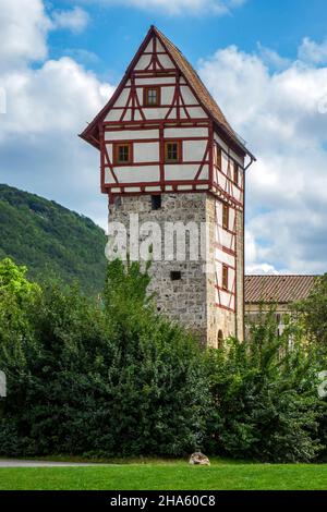 torre armory (zeughausturm), torre d'angolo delle fortificazioni della città costruita nel 13th secolo da conci di tufo. nel 16th secolo con una torre a graticcio, bad urach, baden-württemberg, germania Foto Stock