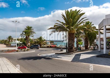 strada con negozi e ristoranti, costa teguise, lanzarote, canarie, isole canarie, spagna Foto Stock