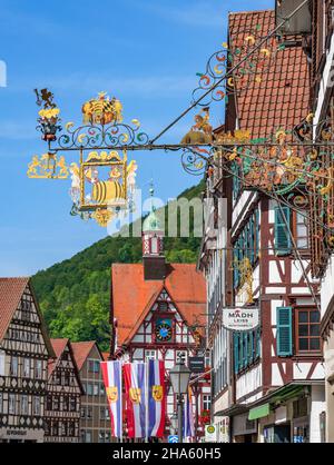 boom al gasthof fass in wilhelmstrasse, bad urach, baden-wuerttemberg, germania Foto Stock