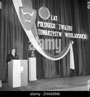 Poznañ, 1969-12-06. W Teatrze Polskim odby³a siê uroczystoœæ zwi¹zana z 50-leciem Polskiego Zwi¹zku Towarzystw Wioœlarskich. NZ. Przemawia prezes Polskiego Zwi¹zku Towarzystw Wioœlarskich Arnold Gonera. pw PAP/Zbigniew Staszyszyn Poznan, 6 dicembre 1969. Al Teatro Polski si sono tenute le celebrazioni del 50th anniversario dell'Unione polacca delle Società di canottaggio. Nella foto: Discorso del presidente dell'Unione Polacca delle Società di semina Arnold Gonera. pw PAP/Zbigniew Staszyszyn Foto Stock