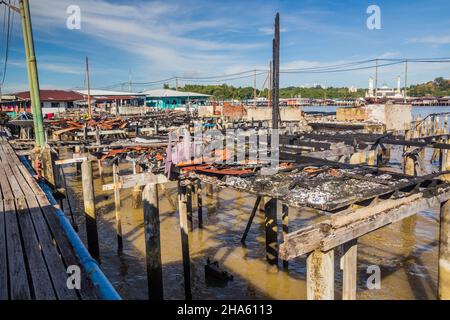 Casa bruciata nel villaggio acquatico Kampong Ayer a Bandar seri Begawan, capitale del Brunei Foto Stock