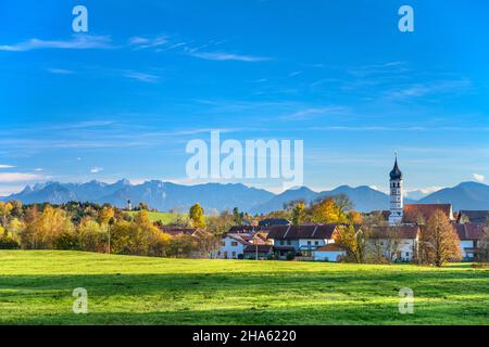 germania,baviera,alta baviera,rosenheim distretto,tottenhausen,beyharting distretto,vista città con chiesa parrocchiale st. johann battista contro le alpi di chiemgau,kaisergebirge e mangfallgebirge,sullo sfondo jakobsberg Foto Stock