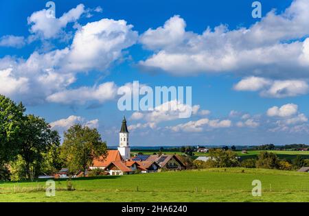 germania,baviera,alta baviera,tölzer terra,münsing,distretto degerndorf,vista città con chiesa parrocchiale st. michael,sullo sfondo münsing Foto Stock