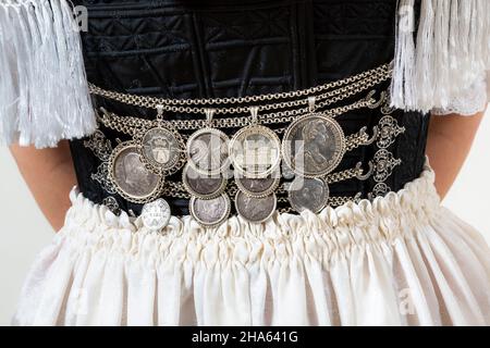 germania,baviera,donna in costume tradizionale,corsetta con corsetta e monete Foto Stock