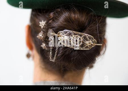 germania,baviera,donna in costume tradizionale,la parte posteriore della testa di una donna con accessori per capelli d'argento Foto Stock