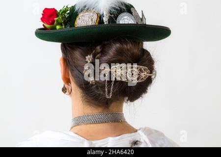 germania,baviera,donna in costume tradizionale,la parte posteriore della testa di una donna con accessori per capelli d'argento Foto Stock