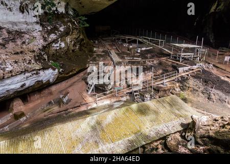 Scavi archeologici nella Grande Grotta nel Parco Nazionale di Niah, Malesia Foto Stock