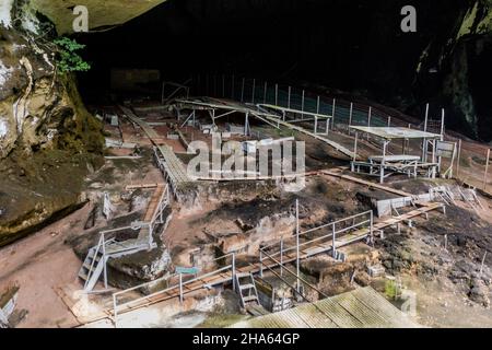 Scavi archeologici nella Grande Grotta nel Parco Nazionale di Niah, Malesia Foto Stock