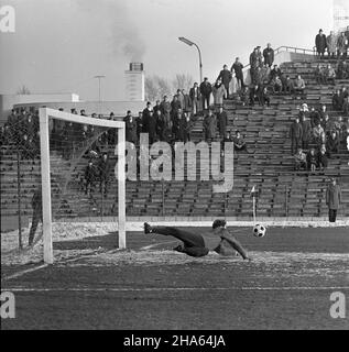 Warszawa, 1969-11-30. Mecz Legia Warszawa - Ruch Chorzów na Stadionie Wojska Polskiego przy ulicy £azienkowskiej, rozegrany podczas ostatniej kolejki rundy jesiennej sezonu 1969/1970. Mecz zakoñczy³ siê zwyciêstwem Legii 3:0, co da³o warszawskiemu klubowi tytu³ mistrza rundy jesiennej. Bramki strzelili: Jan Pieszko - dwie i Bernard Blaut - jedn¹. W³adys³aw Grotyñski. Bramkarz Legii. mb PAP/Edmund Uchymiak Varsavia, 30 novembre 1969. Una partita di calcio tra Legia Warszawa e Ruch Chorzow allo stadio del Legia Military Club in via Lazienkowska, disputata alla fine del round dell'autunno 1969 Foto Stock