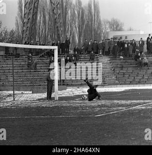 Warszawa, 1969-11-30. Mecz Legia Warszawa - Ruch Chorzów na Stadionie Wojska Polskiego przy ulicy £azienkowskiej, rozegrany podczas ostatniej kolejki rundy jesiennej sezonu 1969/1970. Mecz zakoñczy³ siê zwyciêstwem Legii 3:0, co da³o warszawskiemu klubowi tytu³ mistrza rundy jesiennej. Bramki strzelili: Jan Pieszko - dwie i Bernard Blaut - jedn¹. W³adys³aw Grotyñski. Bramkarz Legii. mb PAP/Edmund Uchymiak Varsavia, 30 novembre 1969. Una partita di calcio tra Legia Warszawa e Ruch Chorzow allo stadio del Legia Military Club in via Lazienkowska, disputata alla fine del round dell'autunno 1969 Foto Stock