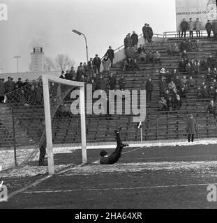 Warszawa, 1969-11-30. Mecz Legia Warszawa - Ruch Chorzów na Stadionie Wojska Polskiego przy ulicy £azienkowskiej, rozegrany podczas ostatniej kolejki rundy jesiennej sezonu 1969/1970. Mecz zakoñczy³ siê zwyciêstwem Legii 3:0, co da³o warszawskiemu klubowi tytu³ mistrza rundy jesiennej. Bramki strzelili: Jan Pieszko - dwie i Bernard Blaut - jedn¹. W³adys³aw Grotyñski. Bramkarz Legii. mb PAP/Edmund Uchymiak Varsavia, 30 novembre 1969. Una partita di calcio tra Legia Warszawa e Ruch Chorzow allo stadio del Legia Military Club in via Lazienkowska, disputata alla fine del round dell'autunno 1969 Foto Stock