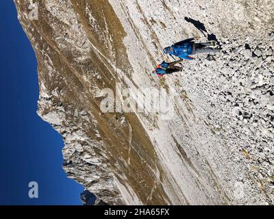 escursionisti nel campo di spree sulla salita al frau-hitt-sattel, innsbrucker nordkette, seegrube, paesaggio alpino, autunno, montagne, natura, innsbruck, tirolo, austria Foto Stock