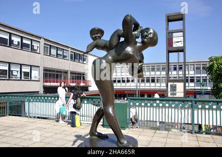 La madre e il bambino la scultura e la torre dell orologio, centro città, Stevenage, Hertfordshire, England, Regno Unito Foto Stock