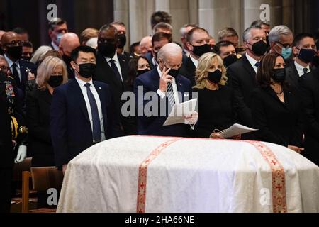 Il Presidente degli Stati Uniti Joe Biden, la prima signora Jill Biden, e il Vice Presidente degli Stati Uniti Kamala Harrispresenziate al servizio commemorativo del senatore Robert Dole alla Cattedrale Nazionale di Washington il 10 dicembre 2021.Credit: Yuri Gripas/Pool via CNP /MediaPunch Foto Stock