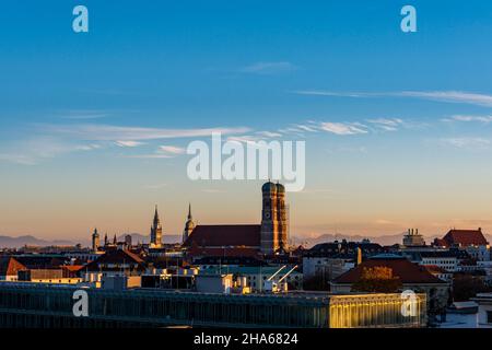 vista su monaco con le torri gemelle della frauenkirche, la torre del vecchio pietro e la torre del vecchio municipio di monaco Foto Stock