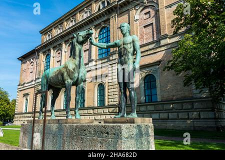 la scultura in bronzo rossbändiger di hermann hahn di fronte al vecchio pinakothek a monaco di baviera dal progetto ferite della memoria Foto Stock