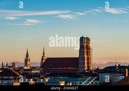 vista su monaco con le torri gemelle della frauenkirche, la torre del vecchio pietro e la torre del vecchio municipio di monaco Foto Stock