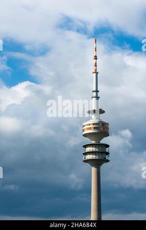 la torre olimpica di monaco con il piano aziendale, ristorante girevole, piattaforma panoramica con museo della roccia e piattaforma panoramica aperta Foto Stock