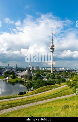 vista dall'olympiaberg all'olympiaturm e il quartiere milbertshofen di monaco alle sue spalle Foto Stock