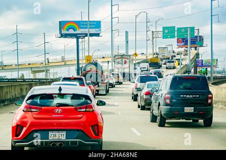 Il traffico delle ore di punta è illustrato, il 9 dicembre 2021, a New Orleans, Louisiana. New Orleans è stata fondata dai colonizzatori francesi nel 1718. Foto Stock