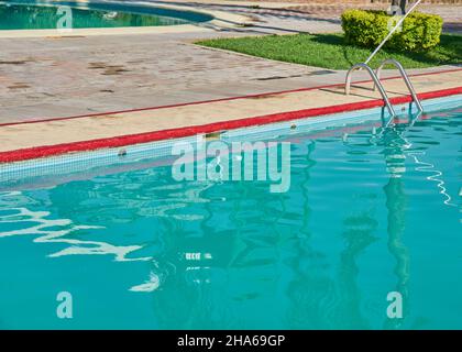 Piscina per rilassarsi e un bush nelle vicinanze Foto Stock
