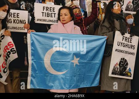 Londra, Regno Unito, 10th dicembre 2021. Le diaspore tibetane, uighe e di Hong Kong nella capitale hanno tenuto una protesta congiunta per la Giornata dei diritti umani chiedendo ai governi di boicottare le Olimpiadi invernali di Pechino 2022, per le violazioni dei diritti umani commesse dal Partito comunista cinese (CCP). Il 9th dicembre un tribunale indipendente non ufficiale del Regno Unito ha concluso che il governo cinese ha commesso atti genocidi, ma nessuna uccisione di massa contro Uyghurs nella regione dello Xinjiang. Credit: Undicesima ora Fotografia/Alamy Live News Foto Stock