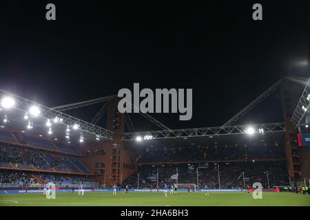 Genova, Italia, 10th dicembre 2021. Una visione generale all'inizio della seconda metà durante la serie A alla gara Luigi Ferraris di Genova. Il credito d'immagine dovrebbe essere: Jonathan Moscrop / Sportimage Credit: Sportimage/Alamy Live News Foto Stock