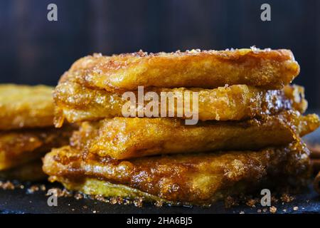 Delizioso dessert fatto in casa spagnolo Leche Frita. Cucina tradizionale spagnola dolce. Foto Stock