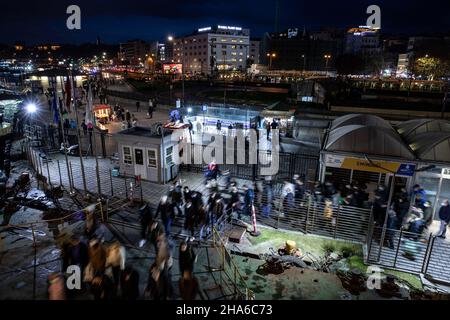 Istanbul, Turchia. 10th Dic 2021. Si vede la gente salire su un traghetto al molo di Eminonu. (Foto di Onur Dogman/SOPA Images/Sipa USA) Credit: Sipa USA/Alamy Live News Foto Stock