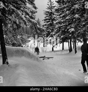 Zakopane, 1969-12-03. Od 2 XII 1969 r. kadra polskich saneczkarzy (seniorów i juniorów), pod kierunkiem Ryszarda Gurbowicza, trenowa³a na sztucznym torze, usypanym przez samych zawodników pod Krokwi¹. NZ. tor saneczkarski. pw PAP/Tadeusz Olszewski Zakopane, 3 dicembre 1969. Dal 2 dicembre 1969 le squadre di alunisti polacche, sia senior che junior, hanno fatto esercizi sotto la direzione di Ryszard Gurbowicz sulla pista di slittino artificiale realizzata dai concorrenti nei pressi del salto di Krokwia. Nella foto: La pista di slittino. pw PAP/Tadeusz Olszewski Foto Stock