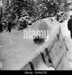 Zakopane, 1969-12-03. Od 2 XII 1969 r. kadra polskich saneczkarzy (seniorów i juniorów), pod kierunkiem Ryszarda Gurbowicza, trenowa³a na sztucznym torze, usypanym przez samych zawodników pod Krokwi¹. NZ. œlizg zawodnika na torze. pw PAP/Tadeusz Olszewski Zakopane, 3 dicembre 1969. Dal 2 dicembre 1969 le squadre di alunisti polacche, sia senior che junior, hanno fatto esercizi sotto la direzione di Ryszard Gurbowicz sulla pista di slittino artificiale realizzata dai concorrenti nei pressi del salto di Krokwia. Nella foto: Un lugo durante l'allenamento. pw PAP/Tadeusz Olszewski Foto Stock