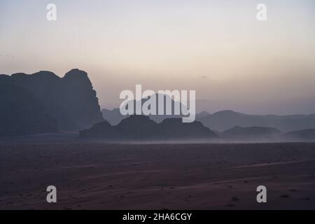 Foto del Wadi Rum desert in Giordania al tramonto Foto Stock