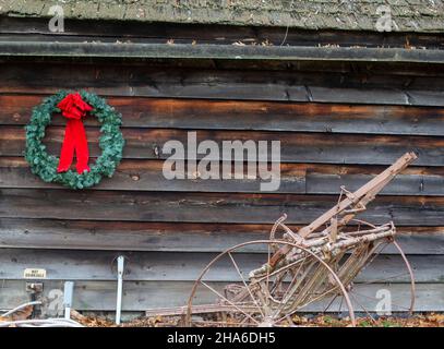 Una corona di Natale su un muro rustico fienile Foto Stock