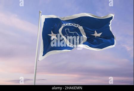 Bandiera della contea di Tarrant, Texas , USA a cielo nuvoloso sfondo al tramonto, vista panoramica, concetto patriottico su Tarrant, Texas e spazio copia per ampio Foto Stock