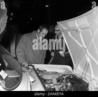 Warszawa, 1969-11-21. Fabryka samochodów Osobowych na warszawskim ¯eraniu. NZ. Sobies³aw Zasada (L) odbiera samochód Fiat 125p przygotowany przez FSO na rajd samochodowy Londyn-Meksyk, który odbêdzie siê na pocz¹tku 1970 r. mta PAP/Tadeusz ZagoŸdziñski Varsavia, 21 novembre 1969. L'impianto di produzione di autovetture dell'UST nel distretto di Zeran a Varsavia. Nella foto: Sobieslaw Zasada (da sinistra) assume la Fiat 125p preparata dall'UST per il rally Londra-Messico, che si terrà all'inizio del 1970. mta PAP/Tadeusz Zagozdzinski Foto Stock